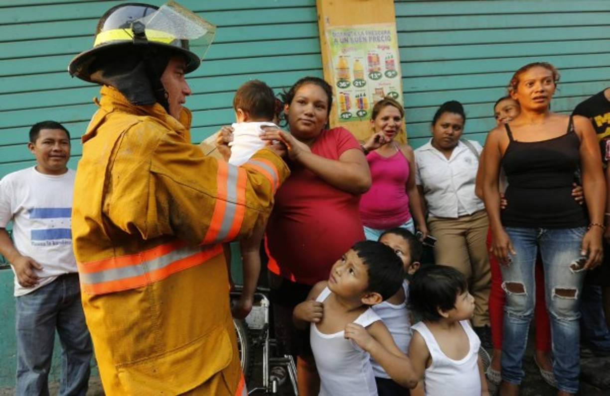Los bomberos atendieron rápidamente a los pobladores, muchos de ellos menores de edad.