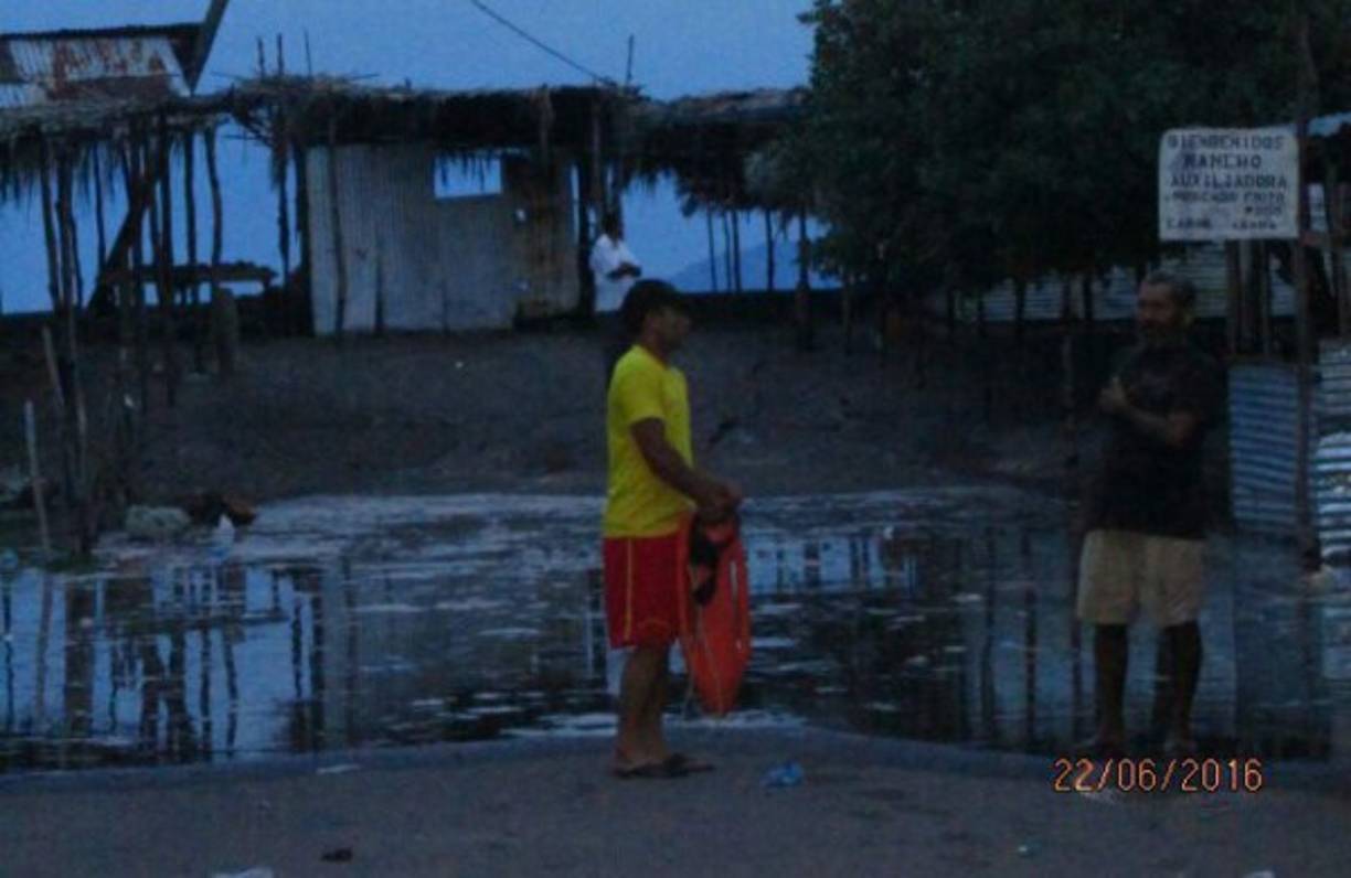 Bomberos y miembros de la Copeco monitorearon el oleaje en Cedeño, sur de Honduras.