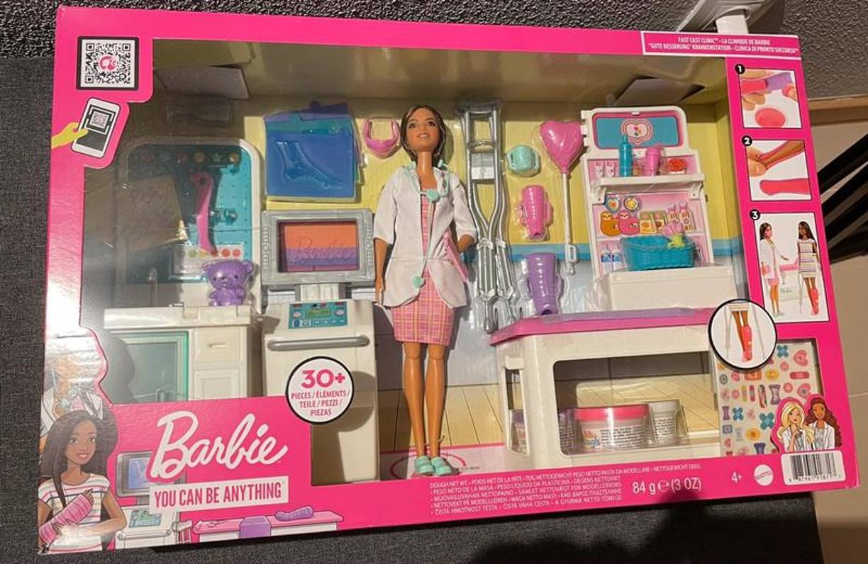 Ken tenía trajes de doctor, astronauta y todo tipo de profesiones. Barbie también, pero no tanto como una señal de igualdad, sino como un accesorio de Ken. “Yo no soñaba con cambiar el mundo. Quería mostrarlo tal cual era, y en aquella época no había mujeres médicos”, admitió en una entrevista Ruth Handler años antes de fallecer, en 2002.
