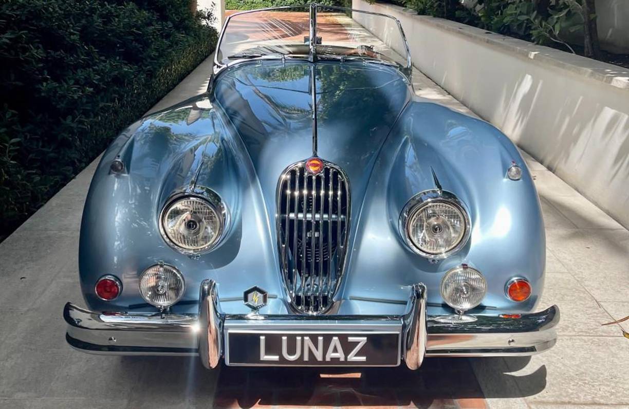 Este ha sido precisamente uno de los regalos de boda que la joven pareja ha recibido de parte de los Beckham y cuesta casi medio millón de dólares. El impresionante vehículo es totalmente eléctrico y fue encargado especialmente por el antiguo futbolista para el mayor de sus cuatro hijos.