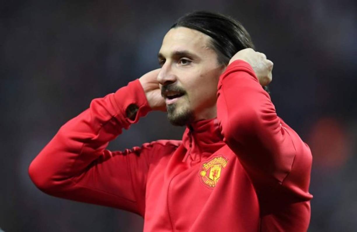 El futuro de Zlatan Ibrahimovic está en boca de todos. Lesionado y sin poder disputar la final de la Europa League en su país, los rumores sobre si seguirá o se marchará del Manchester United continúan. Tras conquistar sus compañeros el título ante el Ajax (0-2), el sueco se fotografió con una pancarta que portaban varios aficionados del United. El delantero se tomó con humor un mensaje bastante pasado de tono. 'Ibra, si te quedas te dejo f... a mi mujer', rezaba.