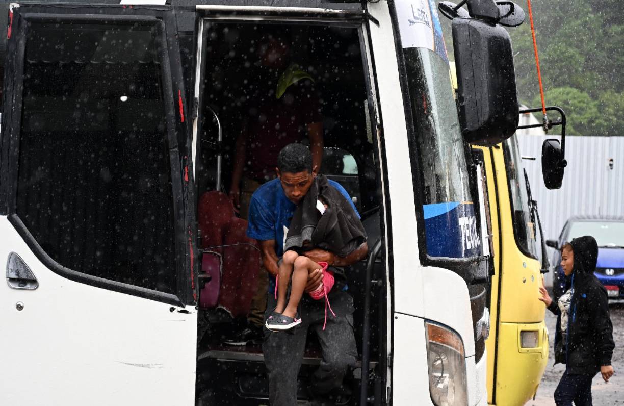 Para llegar de Danlí a Trojes hay que pasar por una larga calle de tierra con aberturas por deslizamientos en varias curvas. No hay señal, pocos carros se ven por el sector y la mayoría de personas caminan extensas jornadas para llegar a sus destinos “cercanos”, otras esperan correr con suerte y piden un aventón a vehículos desconocidos.