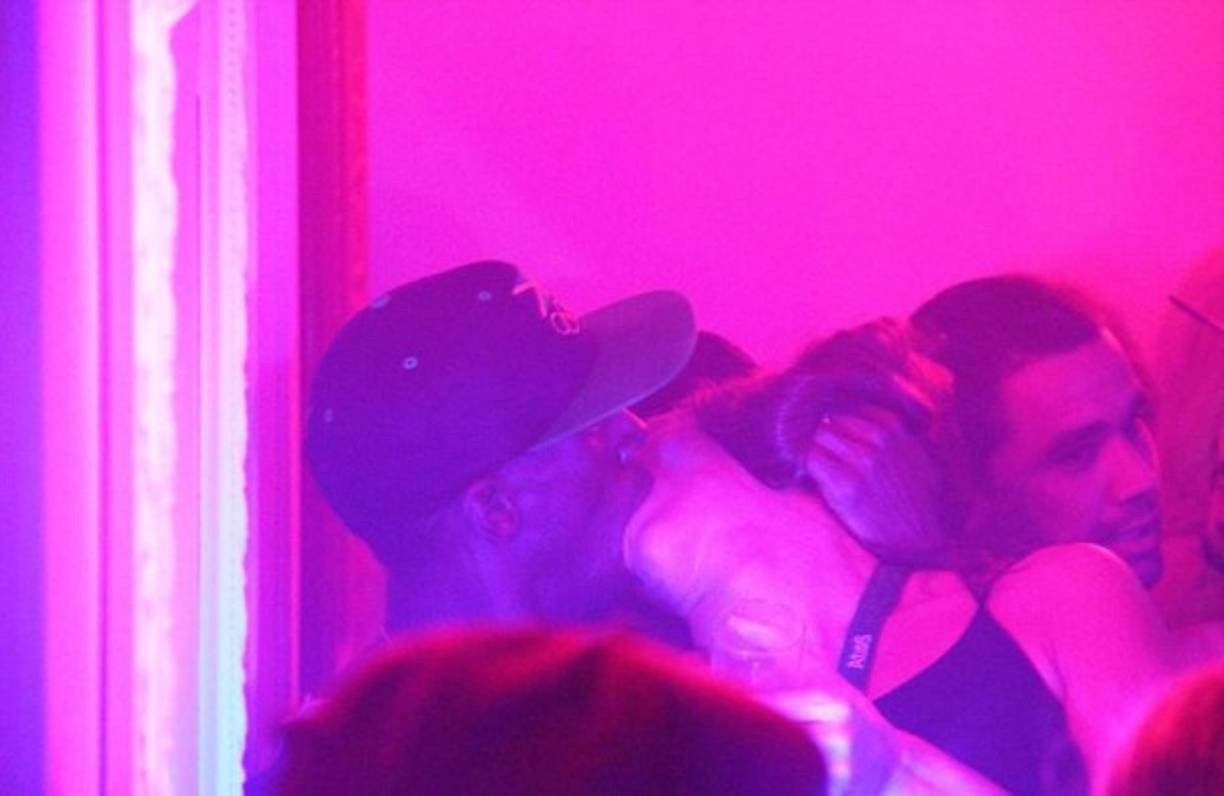 Así fue fotografiado Usain Bolt con una mujer en la misma noche del festejo de su cumpleaños.