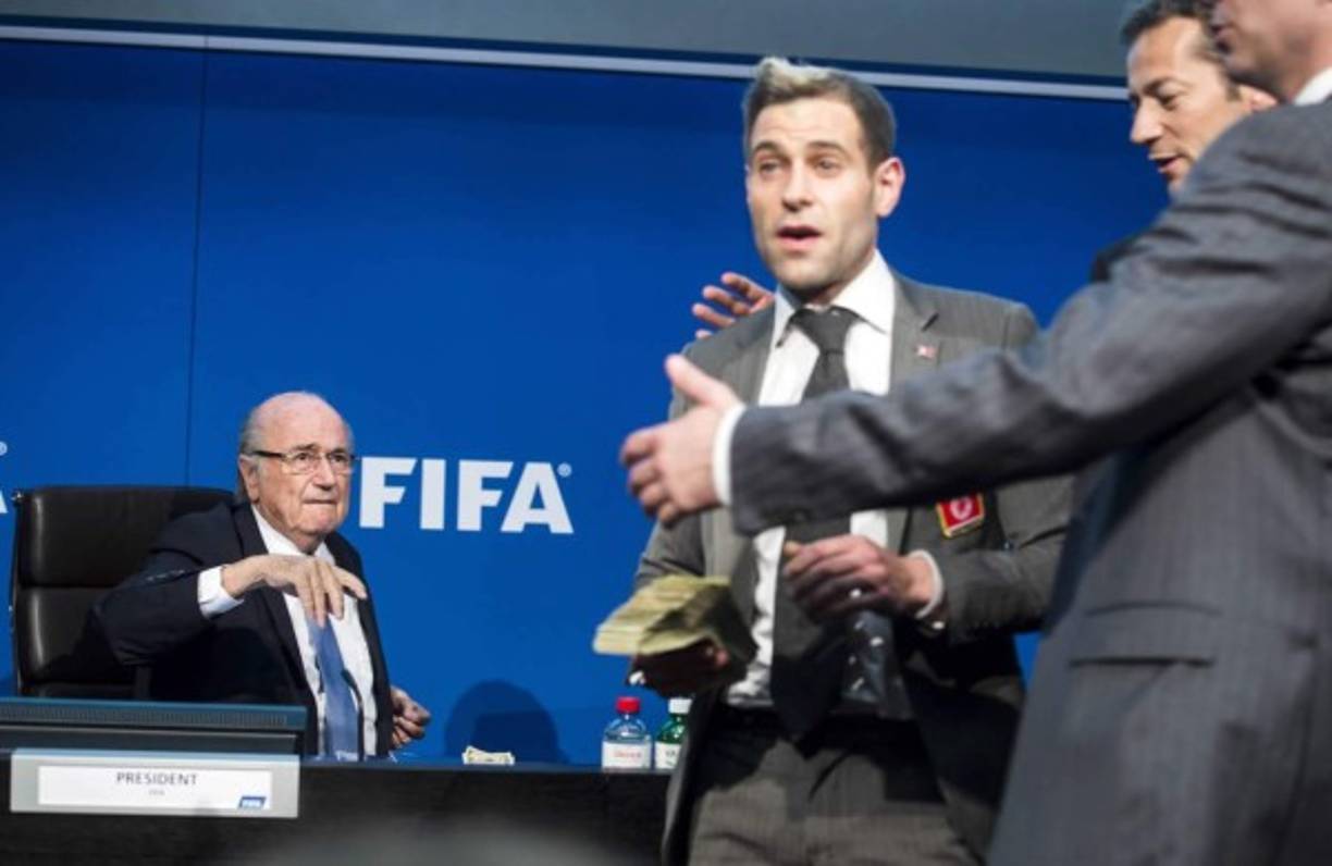 Simon Brodkin tuvo que ser sacado inmediatamente.