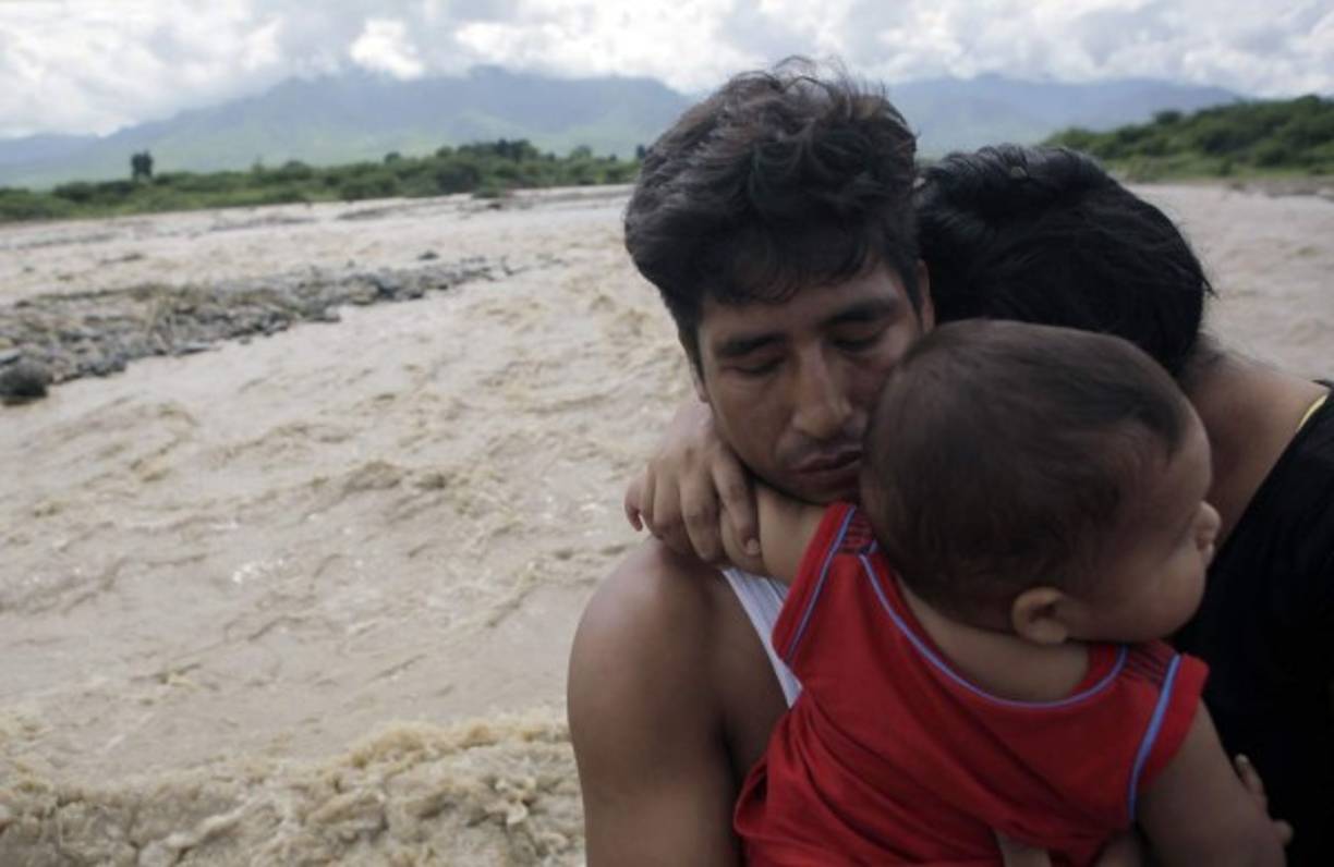 Esta semana, los 'huaicos' -como se conoce en el Perú a las avalanchas de lodo y piedras- descendieron desde tres quebradas e hicieron rebalsar el río Huarmey, que invadió sin piedad las calles y casas de la ciudad de Huarmey, al norte del país.