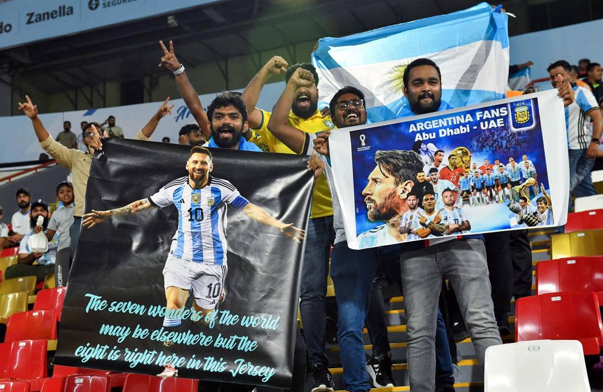 Muchos aficionados asistieron al estadio Al Jazira Mohammed Bin Zayed de Abu Dabi y mostraron su apoyo a la Argentina de Messi.