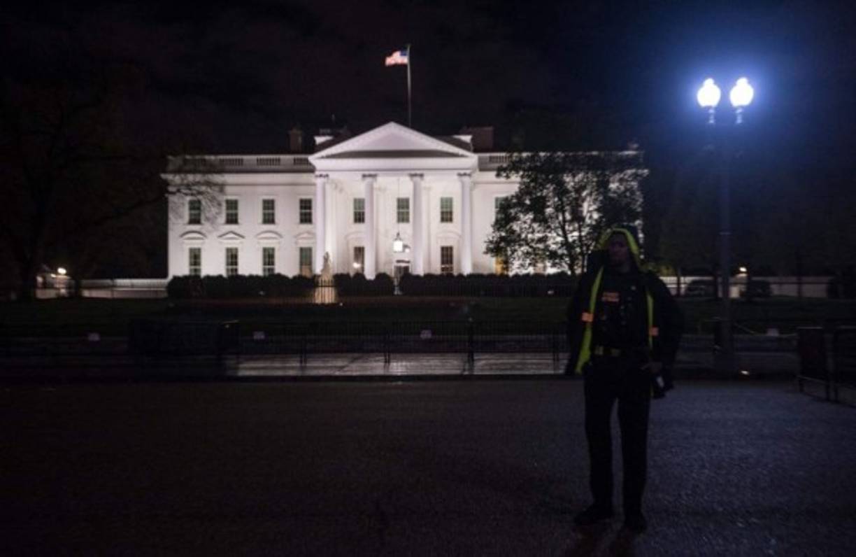 La oposición siria saludó el ataque estadounidense contra una base aérea siria y pidió que continuara los bombardeos hasta 'neutralizar la capacidad' del régimen para lanzar ataques contra sus adversarios, afirmó a la AFP un portavoz.<br/><br/>