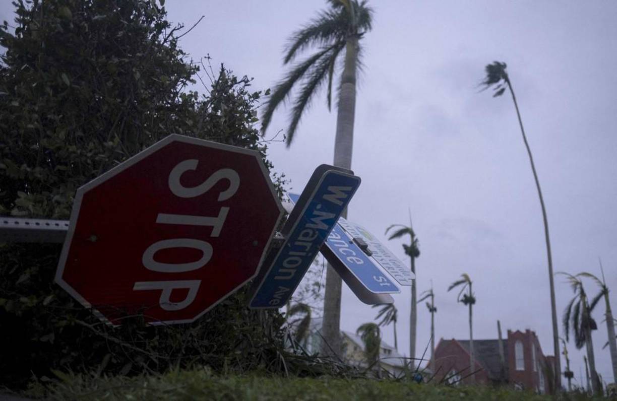 Los letreros de las calles están caídos después del huracán Ian en Punta Gorda, Florida El Centro Nacional de Huracanes dijo que el ojo del huracán “extremadamente peligroso” tocó tierra poco después de las 3 de tarde.