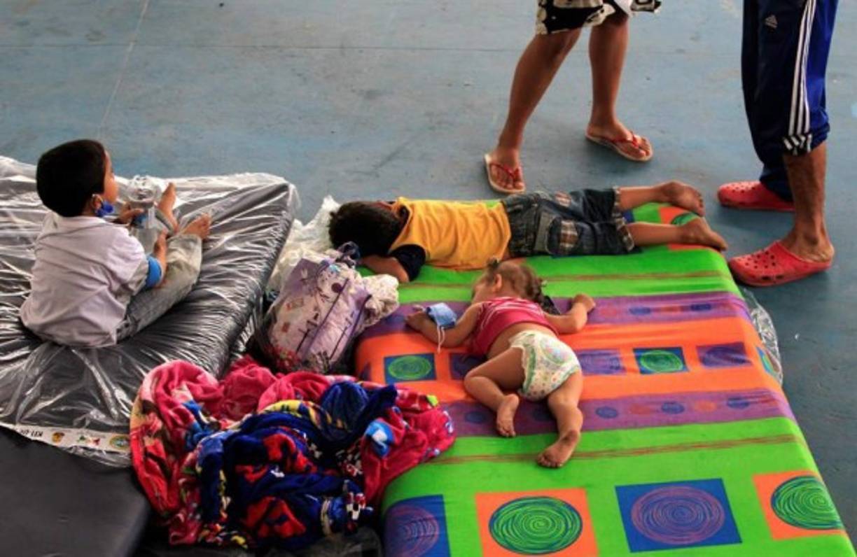 Miles de indígenas miskitos de las comunidades del Caribe Norte de Nicaragua permanecían hacinados en albergues improvisados en centros de enseñanza de Bilwi, donde eran evacuados por la fuerza naval, mientras las lluvias se intensifican al acercarse el ciclón.