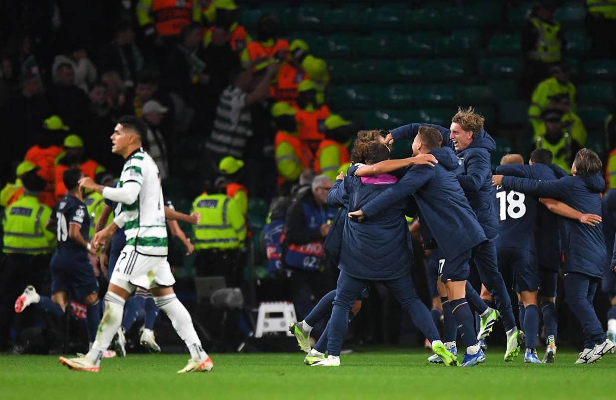 Luis Palma caminando al vestuario mientras los jugadores de la Lazio celebran al fondo.