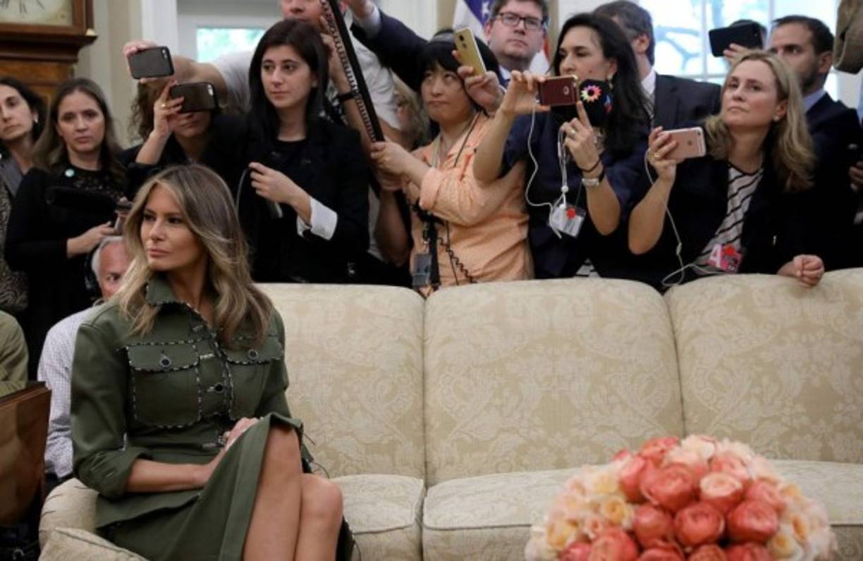 Durante meses permaneció en Nueva York, y se negó a mudarse a la Casa Blanca hasta que su hijo no terminase el año escolar, algo poco visto en Washington y que costó a los contribuyentes decenas de miles de dólares por día en seguridad.