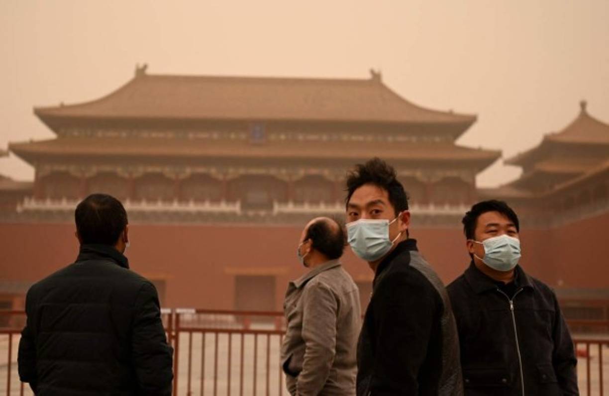 Otros residentes tiraban esta jornada de ironía en las redes sociales para hablar de la densa capa de polvo y arena, y comparar las escenas vividas hoy con las de películas apocalípticas como 'Mad Max' o 'Blade Runner', mientras que empresas como Blueair trataban de aprovechar el momento enviando a sus clientes anuncios sobre sus últimos modelos de purificadores de aire.