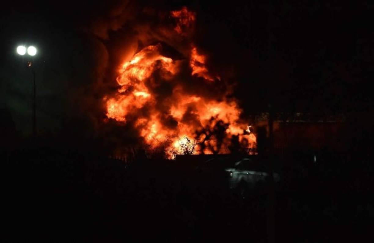 El helicóptero del dueño del Leicester se prendió en fuego tras caer en los aledaños del estadio King Power.