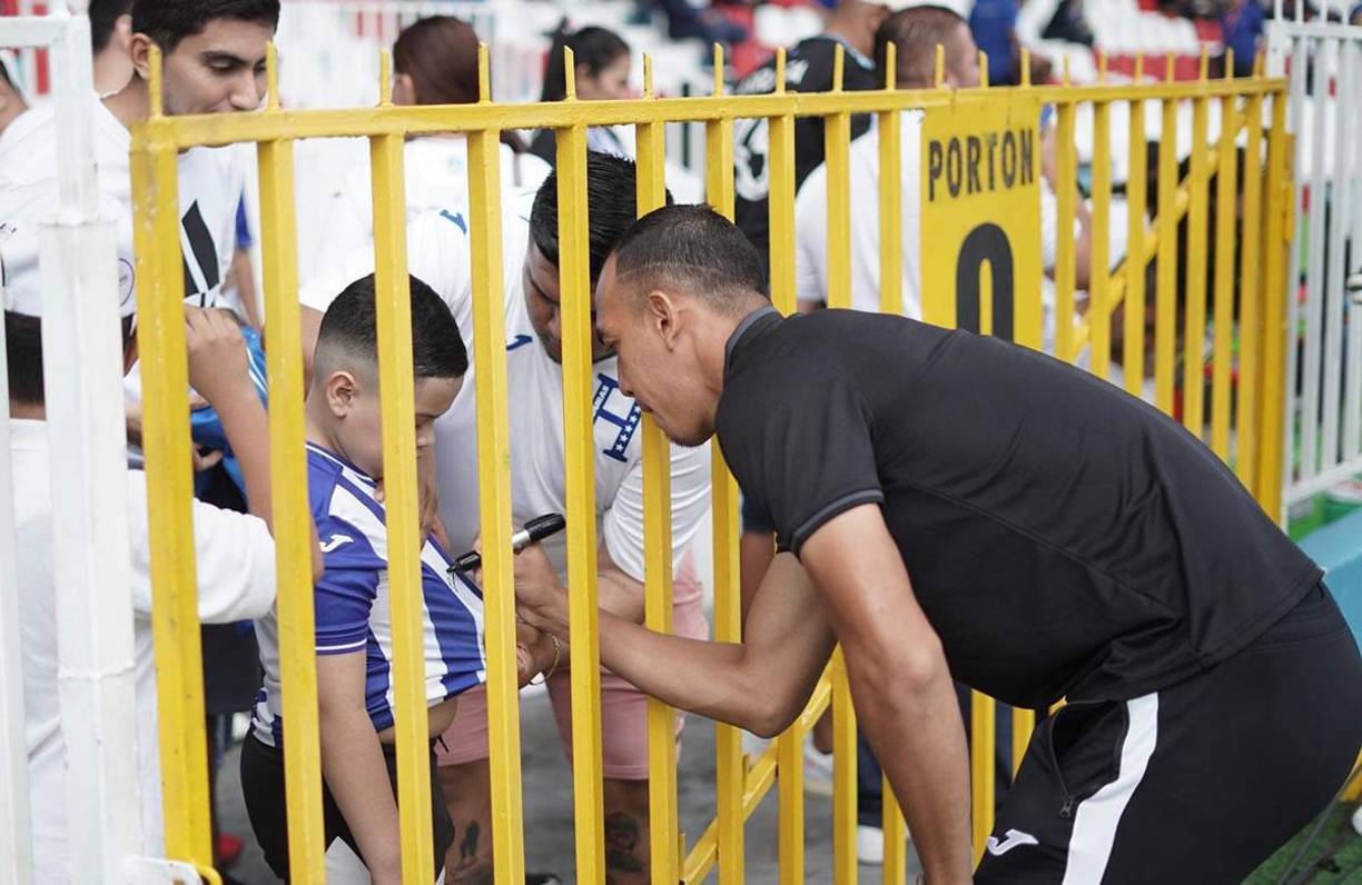 El defensa de la Selección de Honduras y del Real España le firmó la camiseta a este pequeño aficionado.