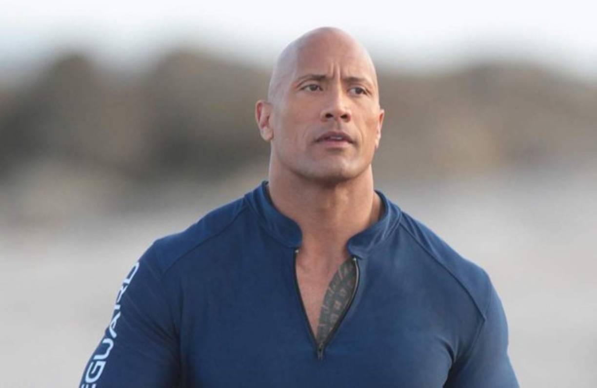 El actor Dwayne Johnson ha acusado a una parte del reparto masculino de la octava entrega de 'Rápidos y Furiosos' -en la que comparte cartel con Vin Diesel, Scott Eastwood, Jason Statham, Tyrese, Kurt Russell y Ludacris- de comportarse de forma poco profesional durante el rodaje en un mensaje publicado en su cuenta de Facebook, en el que dedica muy buenas palabras a las actrices y al equipo de la cinta. 'Esta es mi última semana en 'Fast and Furious 8'. No ha habido ninguna otra franquicia que haya conseguido hacer que me hierva la sangre tanto como esta. El equipo ha sido muy trabajador. Universal Studios Entertainment ha sido un compañero maravilloso. Mis compañeras de reparto [Charlize Theron, Jordana Brewster y Michelle Rodríguez] han estado increíbles en todo momento, las quiero mucho. Sin embargo, mis compañeros masculinos son otra historia. Algunos se han comportado como hombres hechos y derechos y verdaderos profesionales, otros no. Los que no son demasiado mi**das como para hacer algo al respecto. Cobardes', escribió a sus seguidores a través de la plataforma.