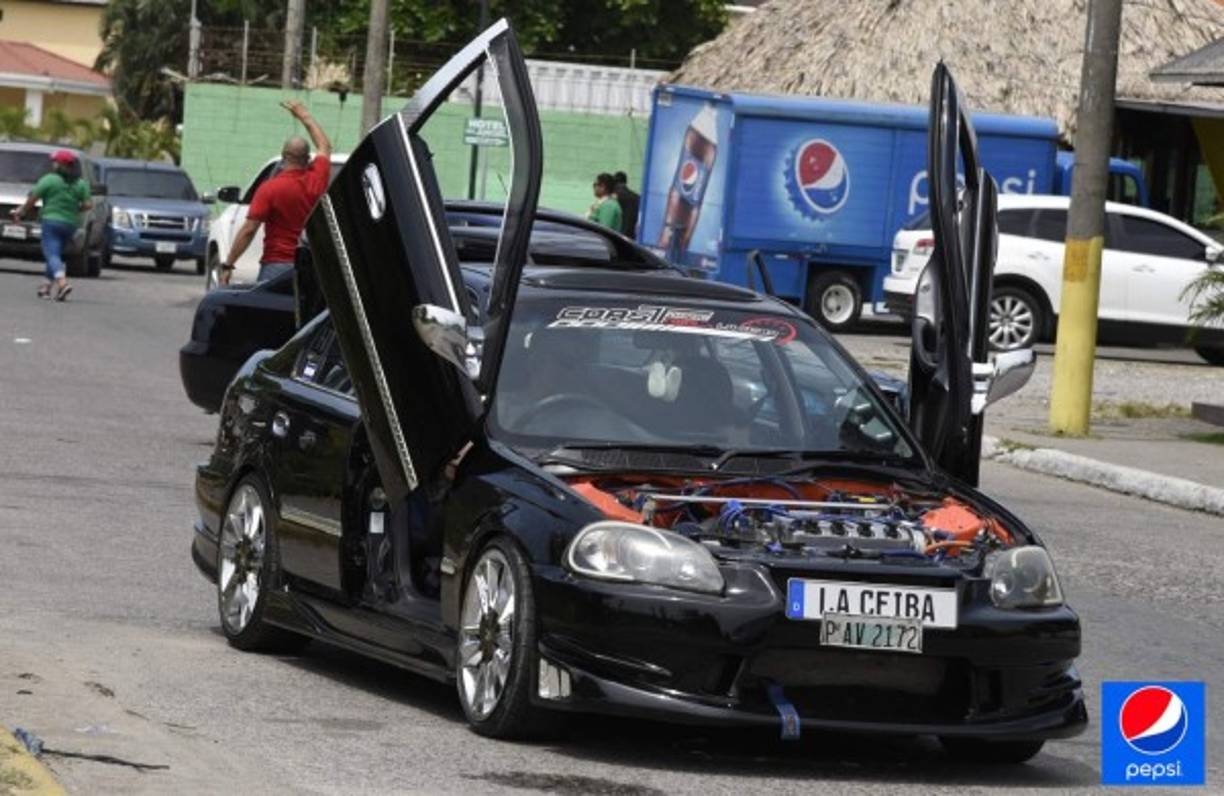 Vehículos excéntricos desfilaron como parte de las actividades programadas en la Feria Isidra.
