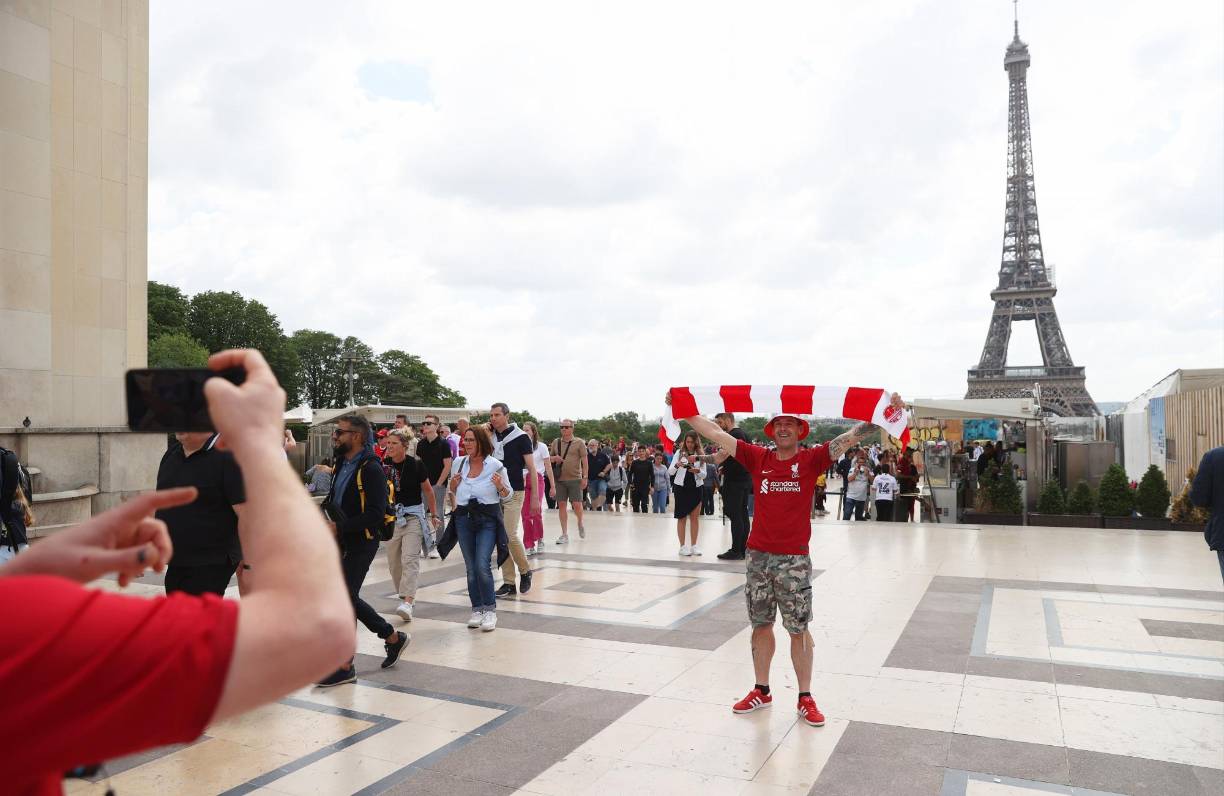 Los seguidores del Liverpool no perdieron la oportunidad de sacarse una foto con la Torre Eiffel de fondo.