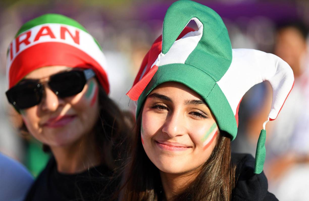 Una de las lindas chicas de Irán que llegó al estadio para el duelo Inglaterra vs Irán.
