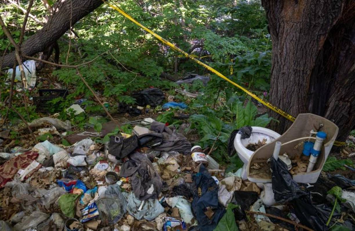 El lunes por la tarde las autoridades atendieron un llamado al 911 en donde les avisaban que un cuerpo de una bebé se encontraba en este basurero.