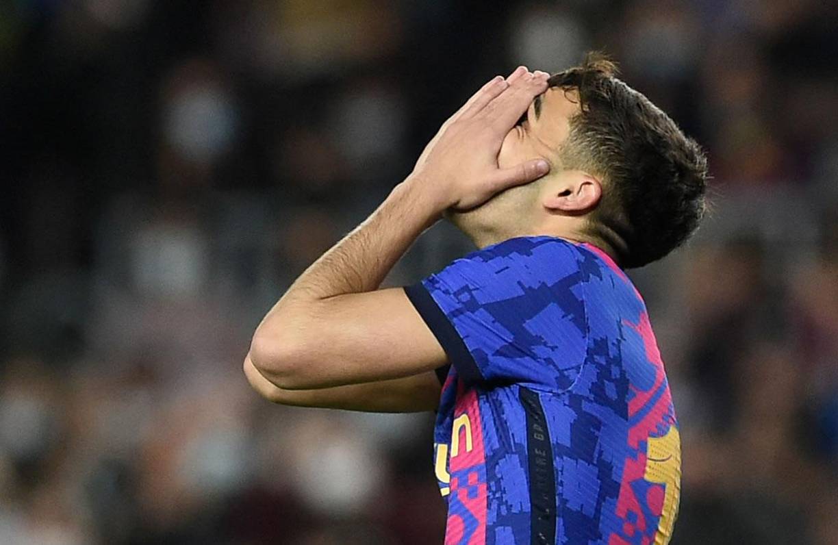 Pedri se lamenta tras una ocasión fallada en los primeros minutos del partido.