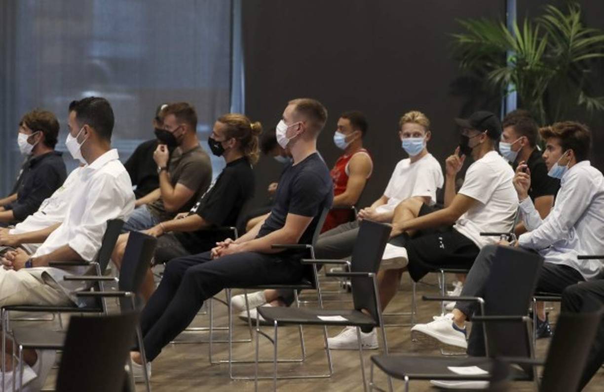 La plantilla del Barcelona se hizo presente para despedir al astro argentino...