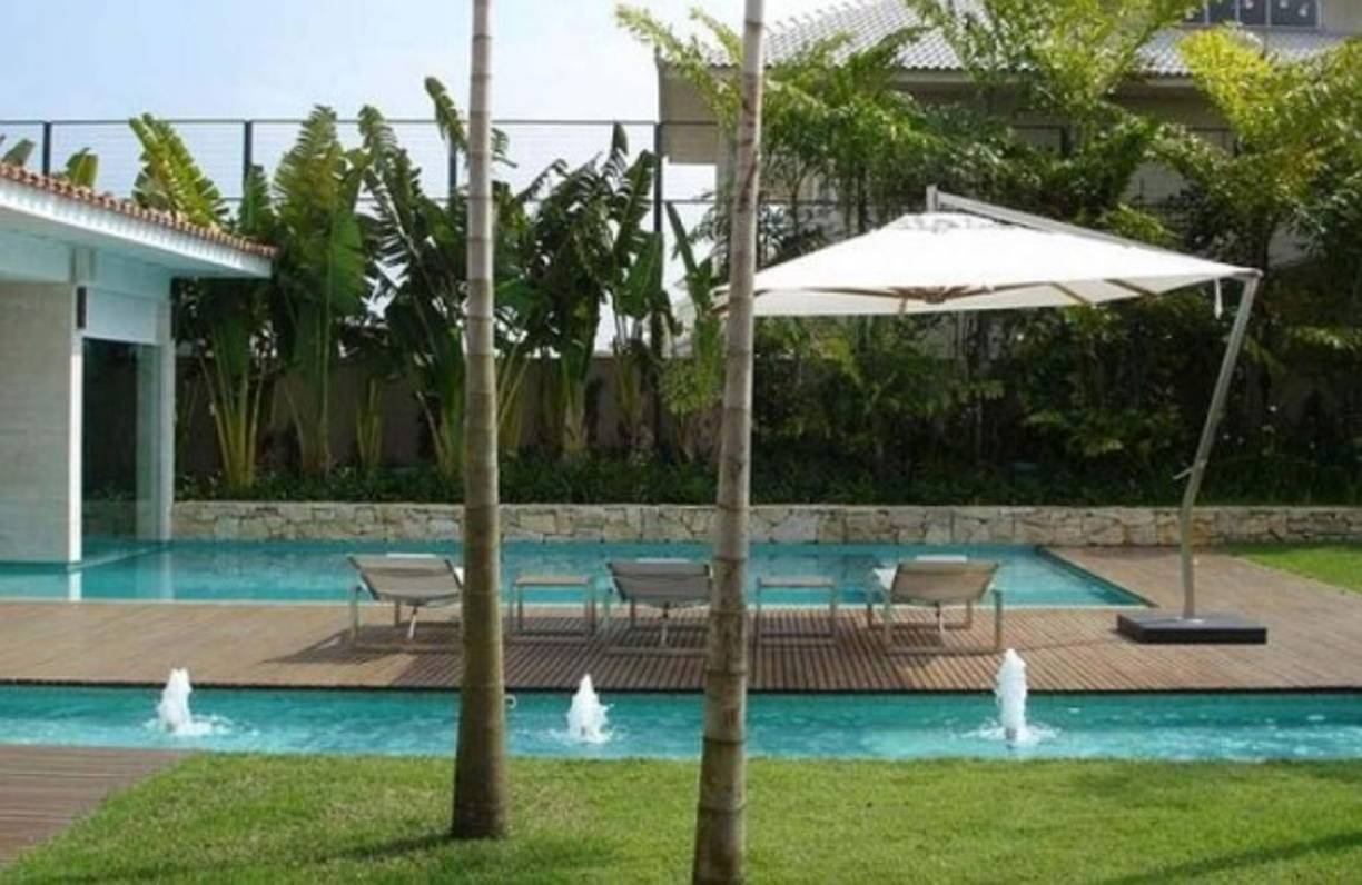 Ronaldinho pone en ocasiones su mansión en alquiler y el precio anda en 12.000 euros al mes. Su precio de venta es de cinco millones de euros.