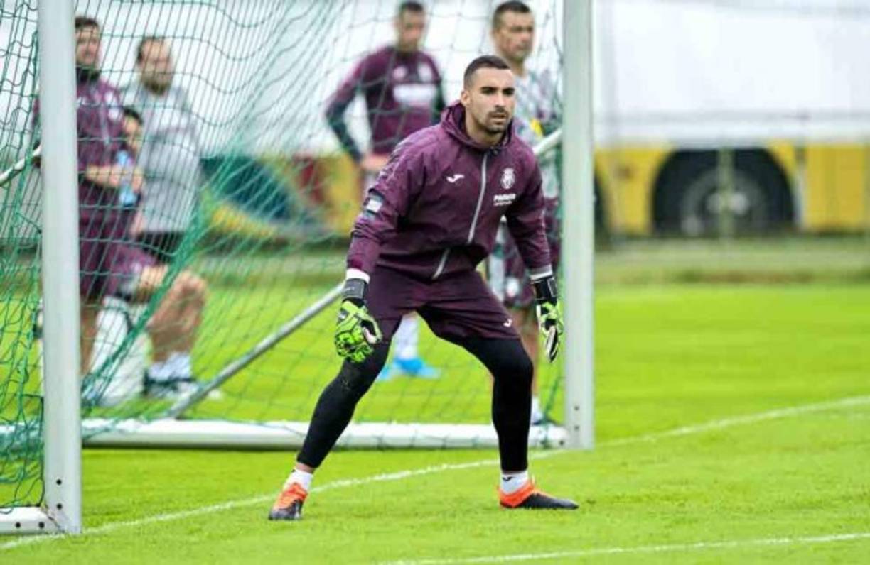 Sergio Asenjo: El portero español juega en el Villareal, ha sido relegado al banquillo de suplentes y es otra opción para Real Madrid.