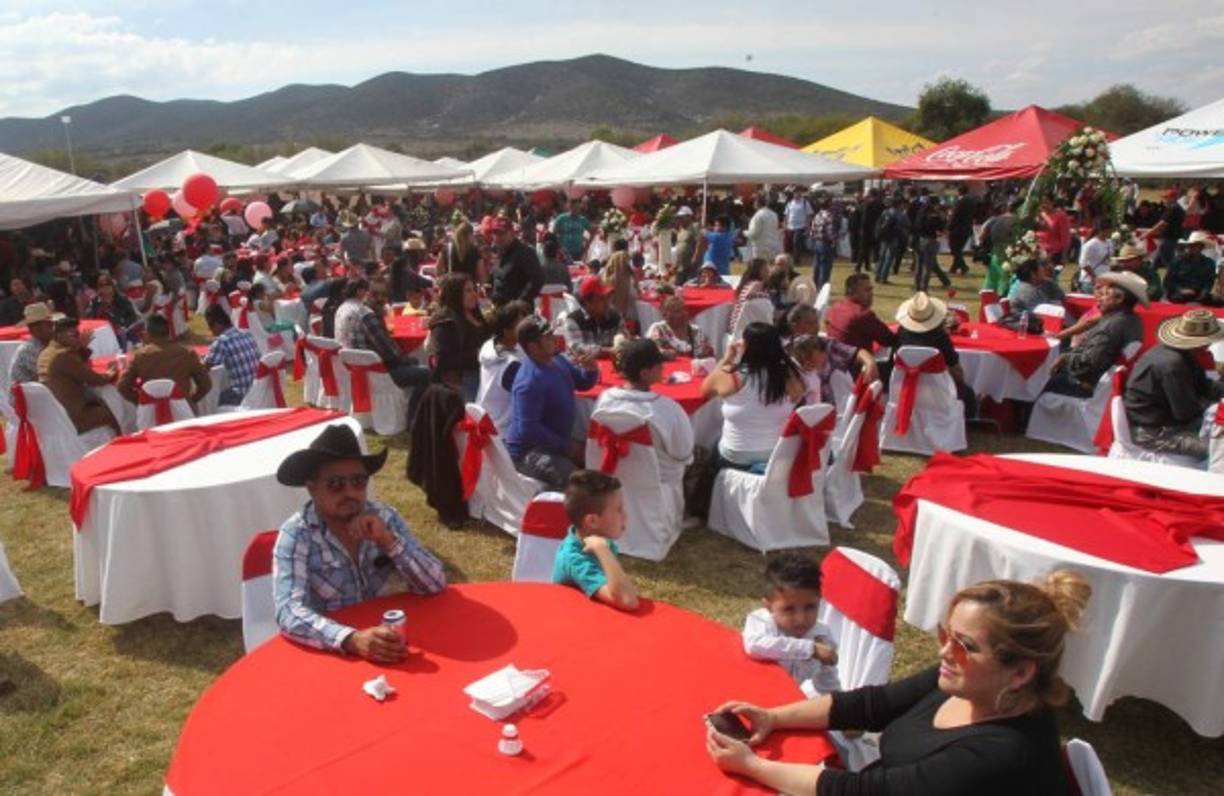 6. La comida: Lamentablemente la comida llegó mucho tiempo después del acordado, por lo que fueron varias las burlas y criticas que hubo respecto del banquete, sin embargo, la famosísima Banda Jerez fue la encargada de amenizar el evento y logró bajar el descontento de los invitados, quienes esperaban ansiosos por su delicioso plato de chilaquiles de mole con arroz y frijoles y por qué no, también un platito de birria.