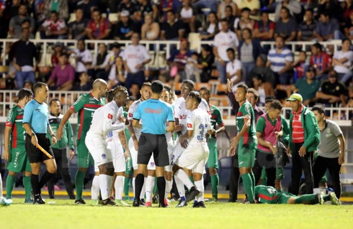 El árbitro Nelson Salgado no dudó en expulsar a Kevin Álvarez y éste le reclamó.