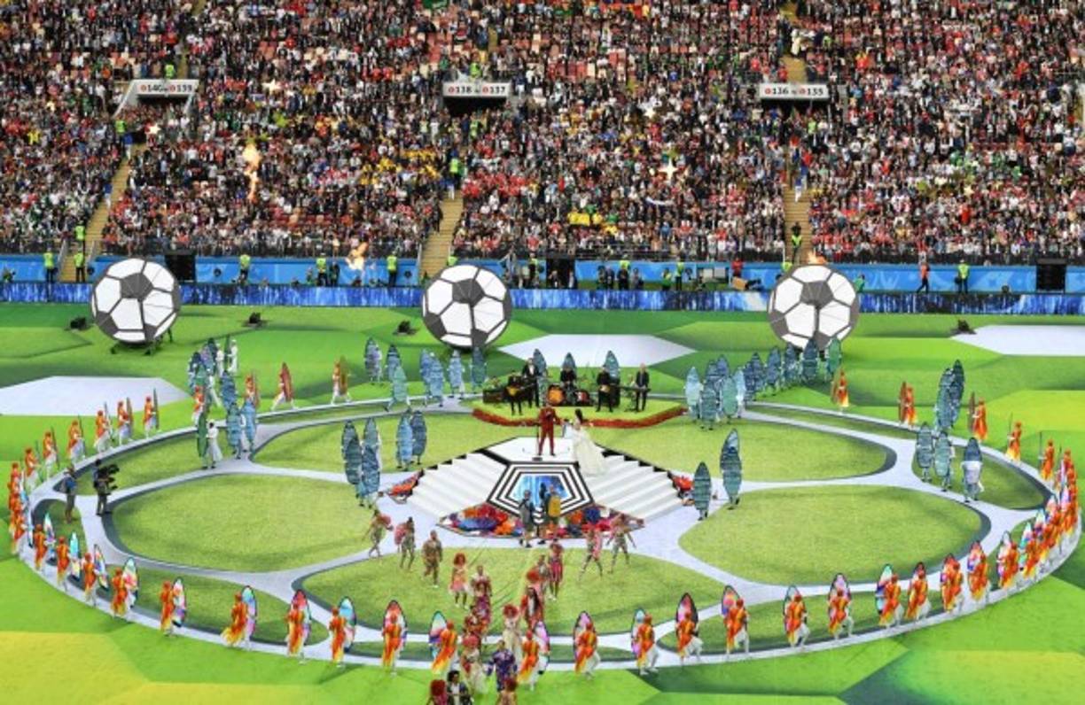 Con figuras humanas crean un balón de fútbol gigante en el terreno de juego/ AFP PHOTO.