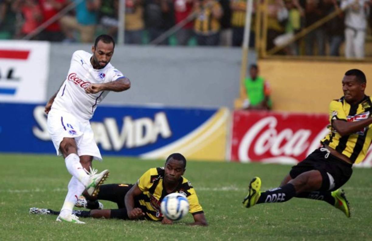 Fabio de Souza estuvo cerca de marcar con este disparo que se desvió en Marlon Peña.