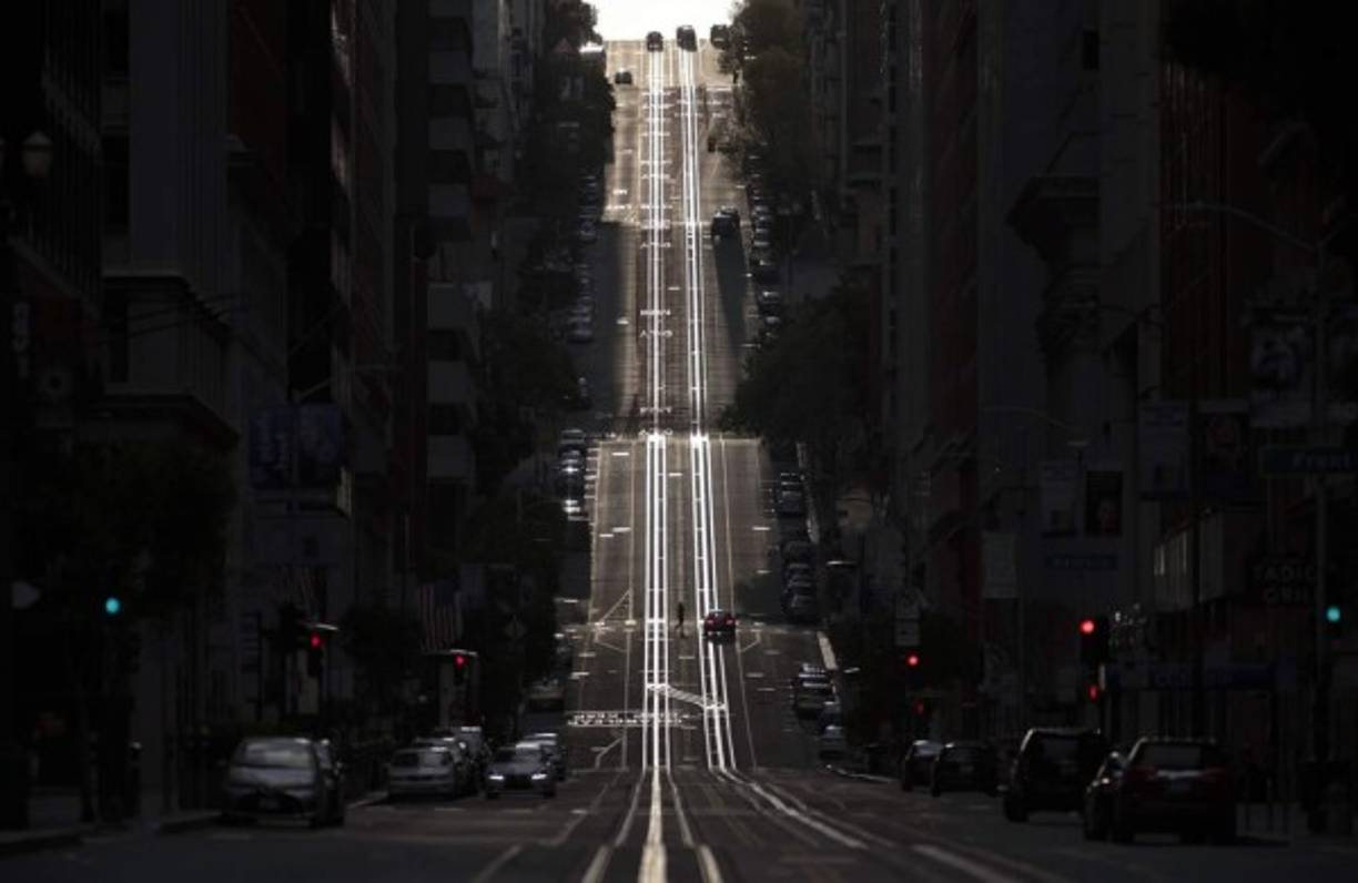 La calle California de San Francisco, generalmente llena de teleféricos, vacía por la ordenanza en la ciudad a los residentes que se refugien en sus casas en un esfuerzo por ayudar a prevenir la propagación de coronavirus. Foto AFP