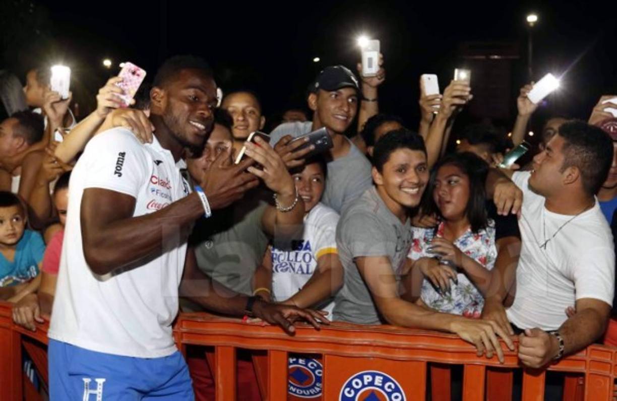 Maynor Figueroa, el capitán de la Bicolor, también se tomó selfies.