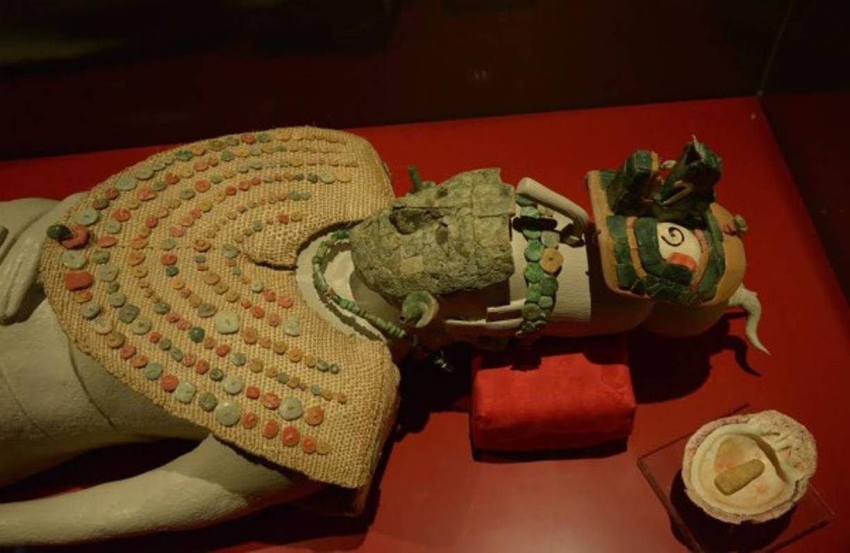 Tz'ak-b'u Ajaw, o conocida también como 'Señora Sucesión' por su labor de perpetuar el linaje de Pakal, fue ataviada con un ajuar lleno de piedras preciosas y jade hace mil 345 años para su última morada -el Templo XIII de la antigua Lakam'ha.