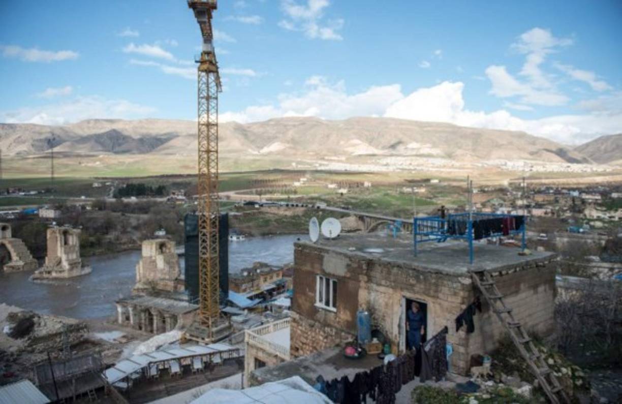 La represa, que será la segunda más grande de Turquía, ha sido construida aguas abajo del pueblo.