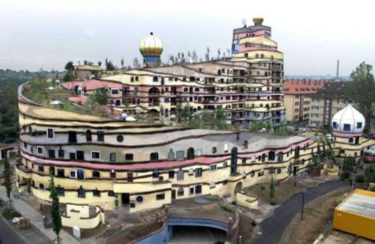 Die Waldspirale es un complejo residencial de 105 apartamentos, un quiosco y un bar.El edificio tiene forma de espiral o de U, además tiene ventanas de diversos tamaños, está ubicado en Darmstadt, Alemania. Fue construido durante los noventa y terminado en el año 2000. <br/>Foto:everardoherrera.com