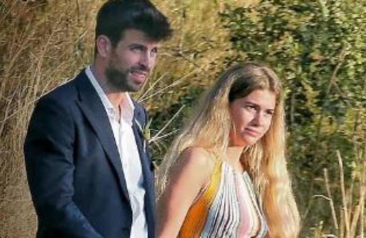  Entre tragos y charlas, Piqué y Clara se dieron un beso y comenzaron a frecuentarse. Posteriormente el jugador del FC Barcelona le ofreció trabajo a ella en una de sus empresas, donde la contrató como organizadora de eventos.