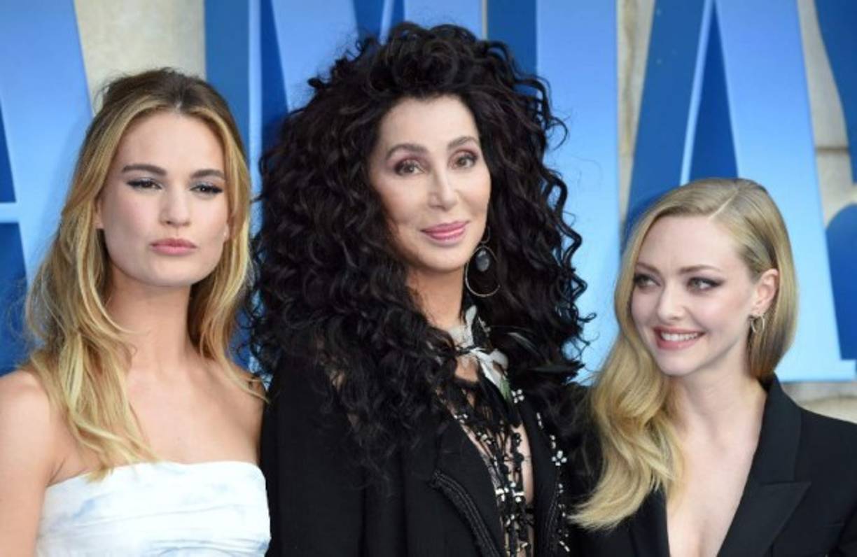 En el filme se vuelven a escuchar canciones como 'Waterloo', 'Mamma Mia' o 'Dancing Queen', que ya protagonizaron algunas de las secuencias más populares de la primera parte, y se unen otras como 'The Name of the Game', 'Fernando' o 'Knowing Me, Knowing You'.<br/><br/>En la fotografía, Lily James, Cher y Amanda Seyfried posan en la alfombra roja al llegar al estreno mundial de la película. Anthony HARVEY / AFP