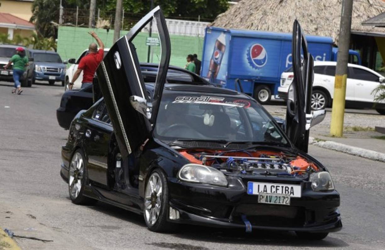 Los autos modificados también formaron parte del espectáculo.