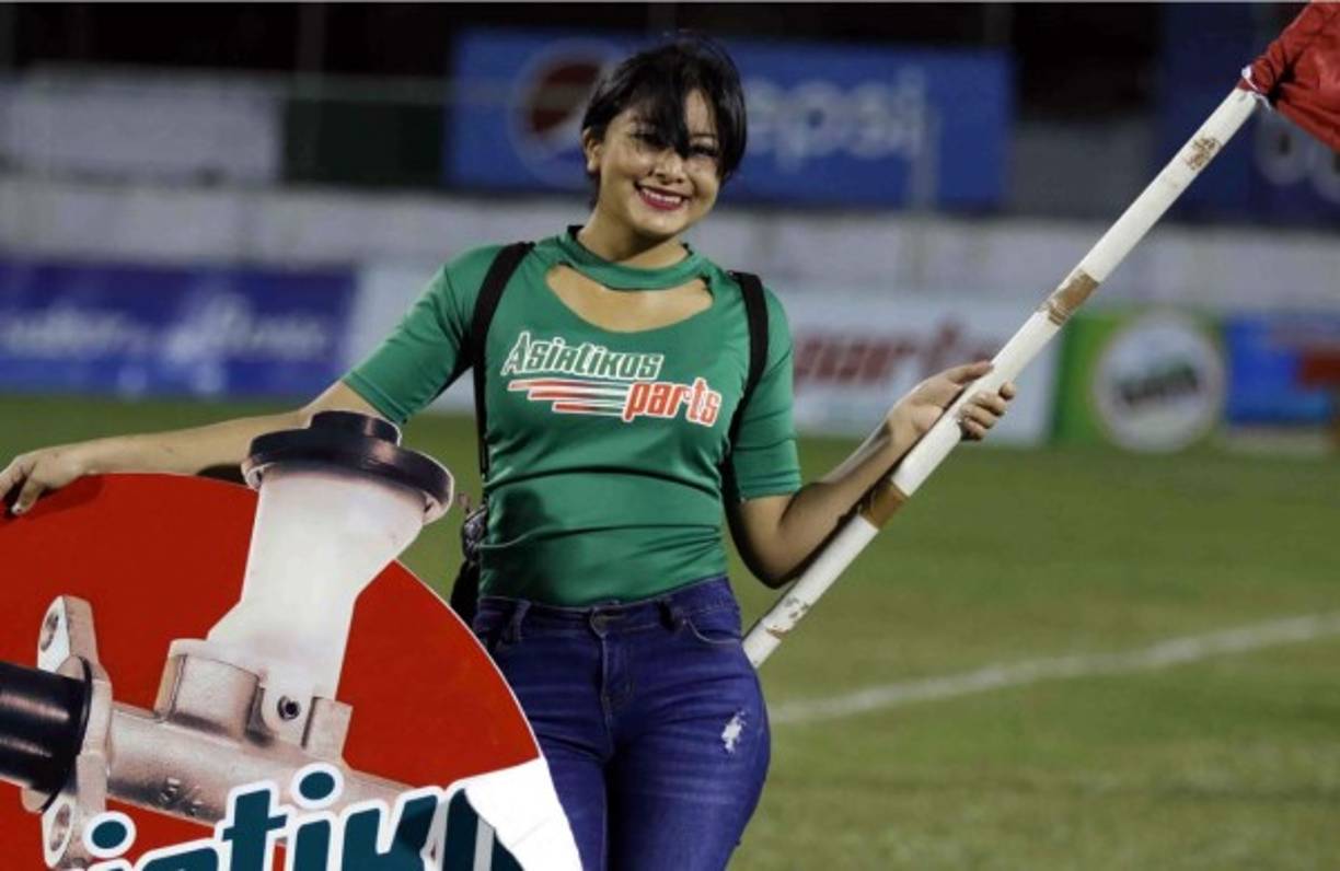 En el estadio Excélsior se pasearon edecanes lindas.