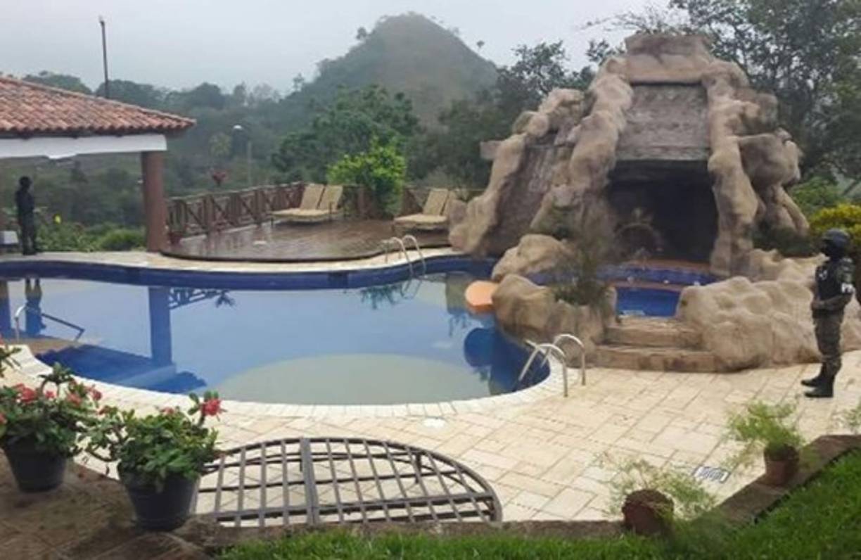Fotografía de la piscina en un rincón del Rancho Mis Tesoros en Colinas, Santa Bárbara.