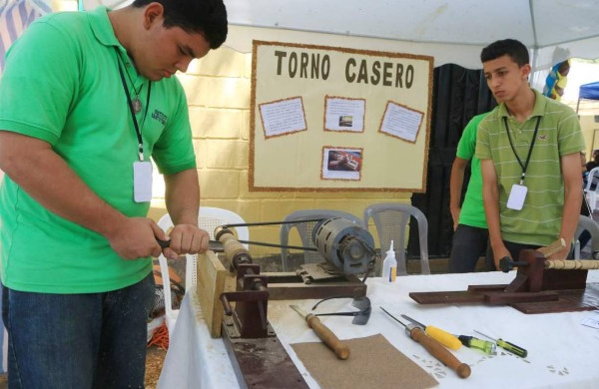 Los alumnos de I de bachillerato de Ciencias y humanidades montaron un taller de carpintería.