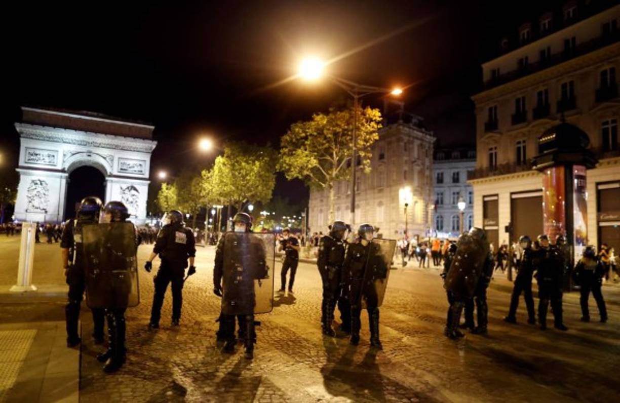 La policía francesa tuvo que cargar contra un centenar de aficionados que se habían congregado en las puertas del Parque de los Príncipes durante la final de la Liga de Campeones que su equipo perdió frente al Bayern de Múnich en Lisboa.