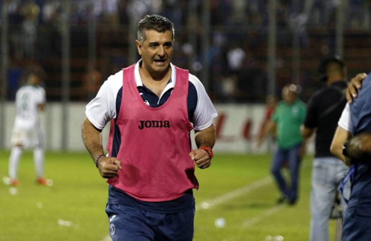 Diego Vázquez celebrando la victoria del Motagua sobre el Platense en la ida de la semifinal.