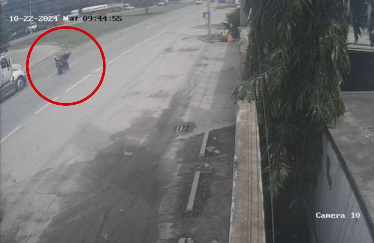 El motociclista intentó rebasar a una rastra, pero perdió el control. 