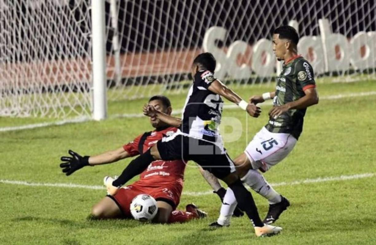 El portero Denovan Torres salvó al Marathón en esta jugada tras bloquear el disparo del jugador del Diriangén.