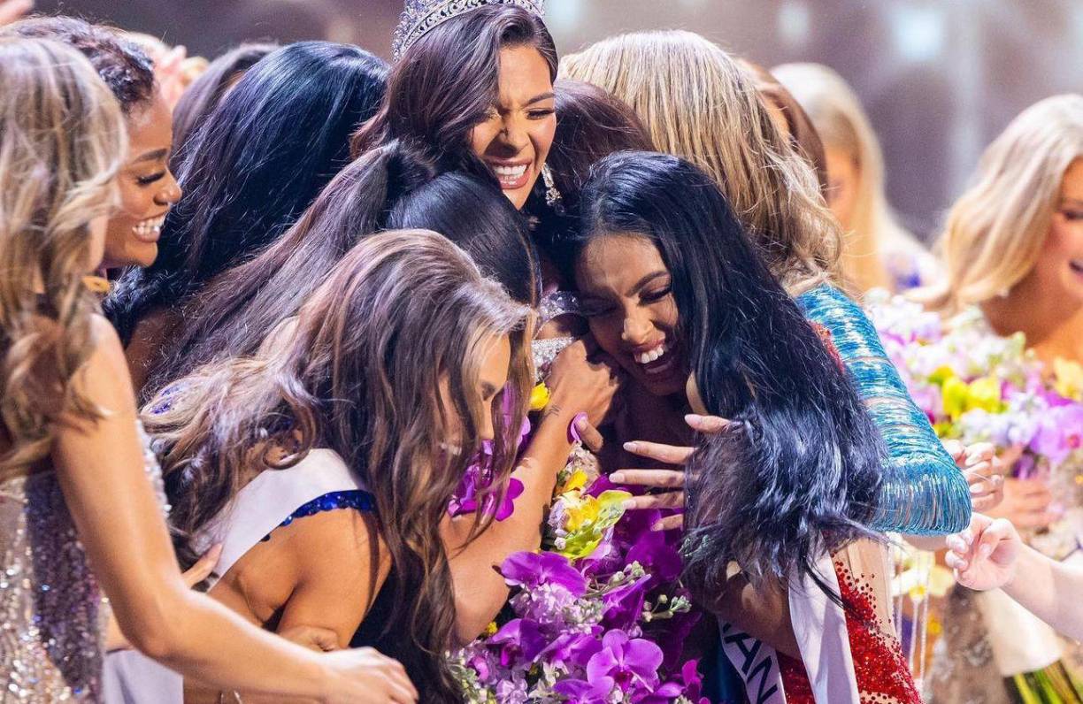 En los videos compartidos, Sheynnis Palacios reaccionó con un “Los amo” acompañados de dos corazones de los colores de la bandera de Nicaragua.
