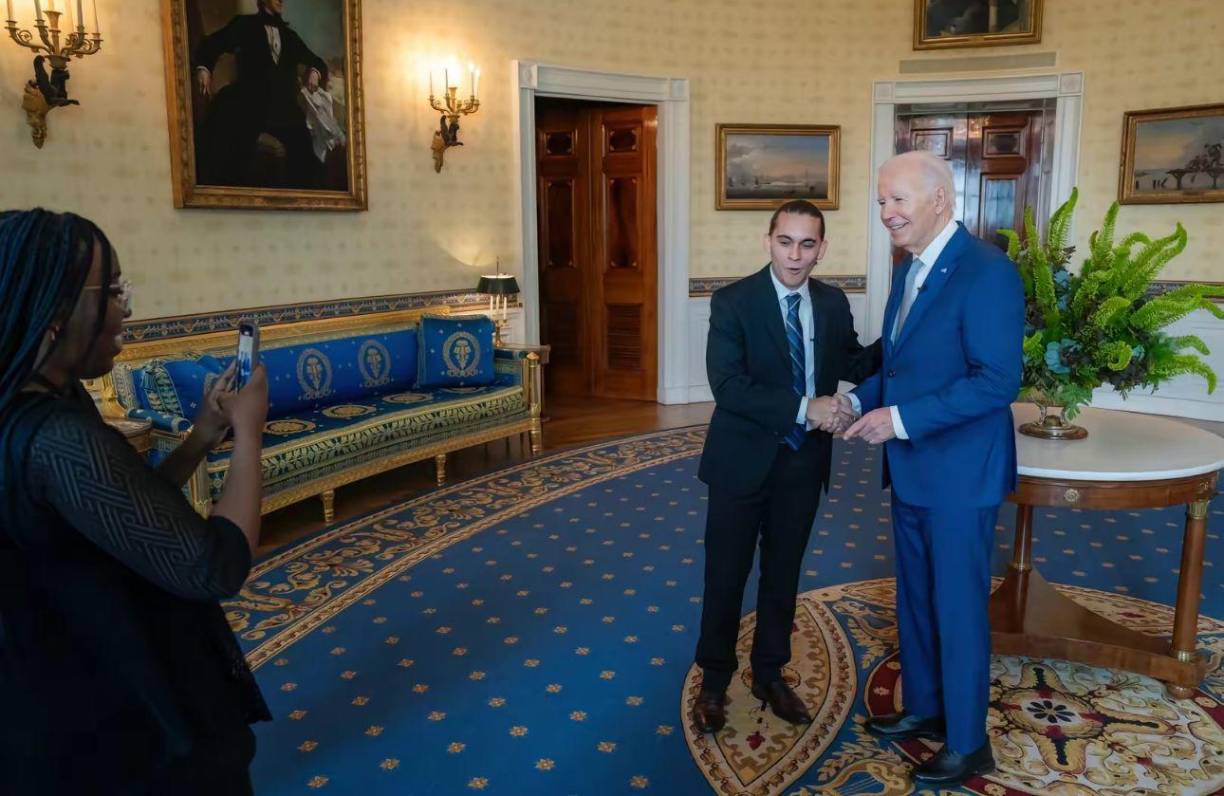 Fue así, que Carlos pasó con Joe Biden a tener un encuentro de diálogo sobre las dos medidas que benefiará a más de medio millón de indocumentados, en sus redes sociales compartió la entrevista.