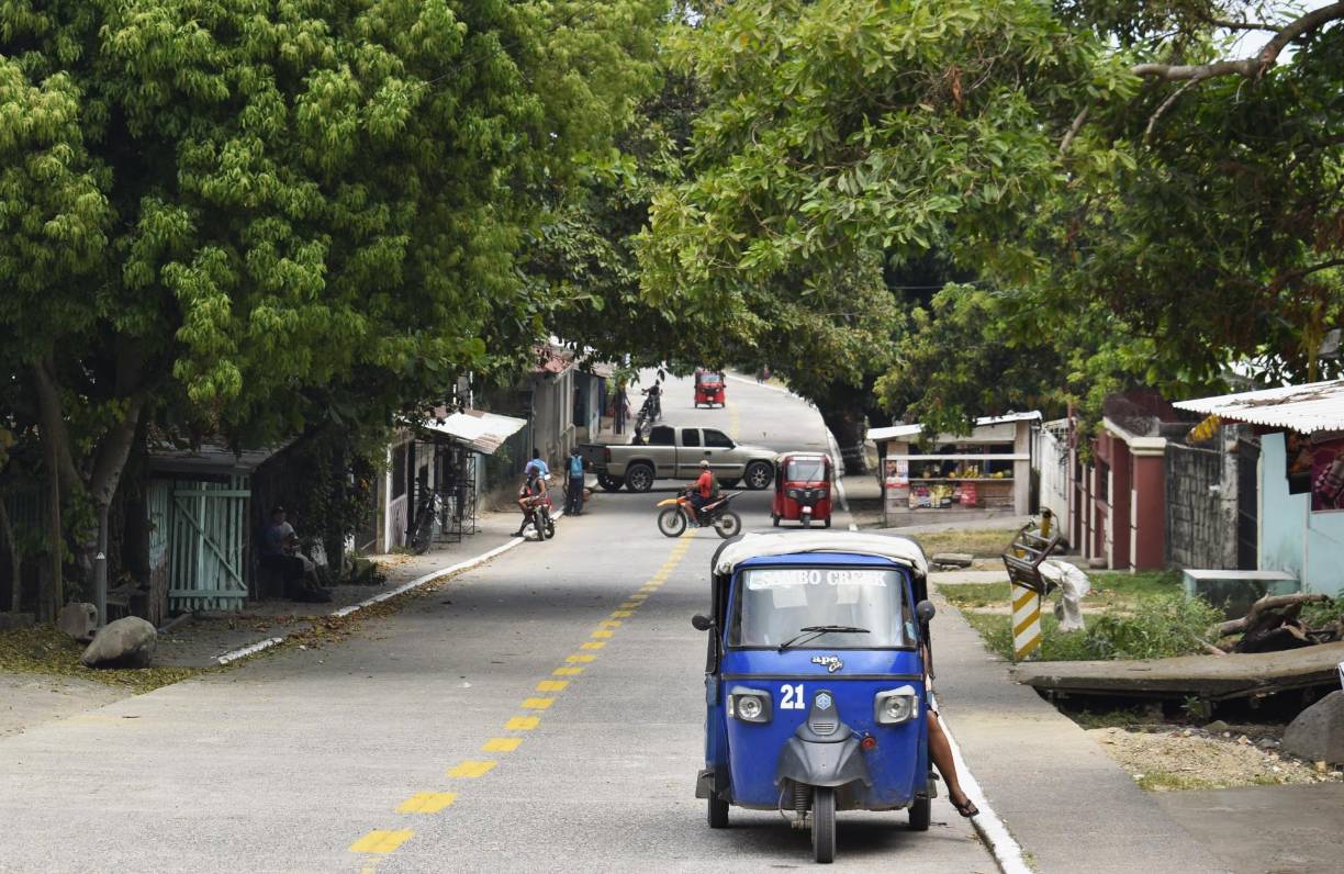 El acceso principal a las playas en estas dos comunidades garífunas están pavimentadas. Un desarrollo que les permite traer más turistas.