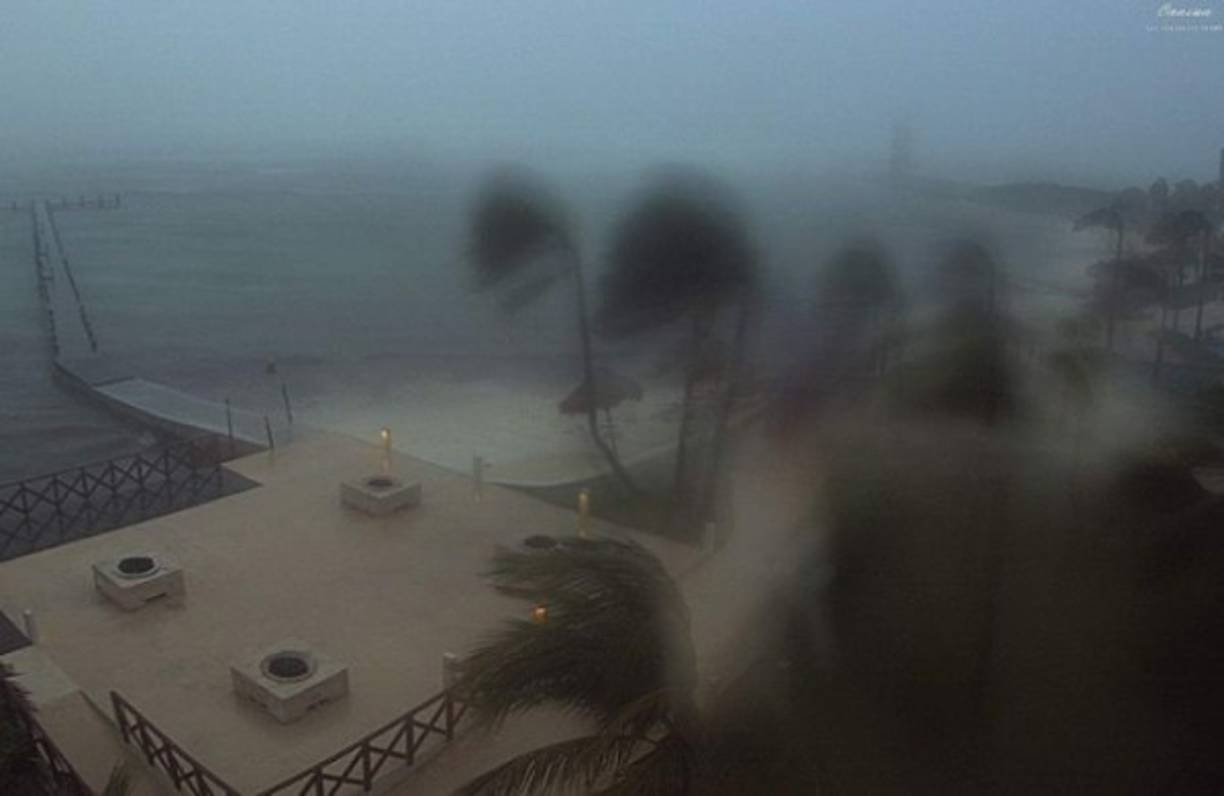 El ciclón registra vientos sostenidos de 100 kilómetros por hora y rachas de hasta 120 kilómetros por hora.